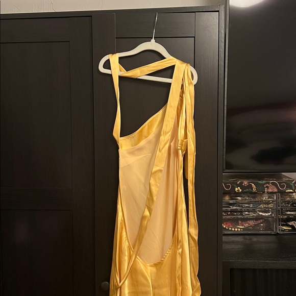 Arcina Ori yellow backless dress - Picture 4 of 6